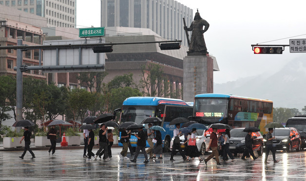 '출근길 우산 챙기세요'