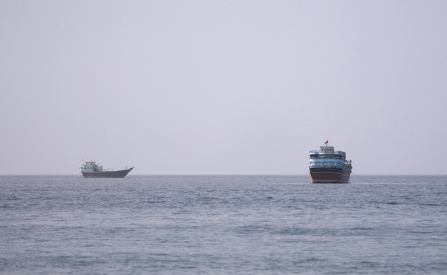 "UAE 연안서 선박 한 척 정제불명 발사체에 피격…선원은 안전"