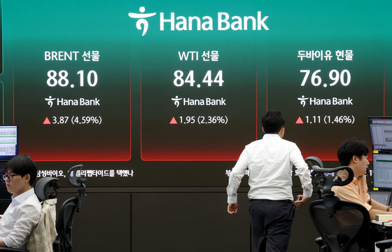 호르무즈 이어 홍해까지 흔들…국제유가 100달러 재돌파 우려