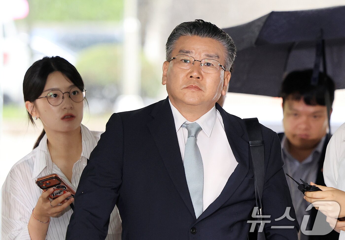 본문 이미지 - 대통령 관저 이전 공사 과정을 부실 감사하고 서류를 조작한 혐의를 받는 유병호 전 감사원 사무총장이 20일 서울 서초구 서울중앙지법에서 열린 구속 전 피의자 심문(영장실질심사)에 출석하고 있다. 2026.7.20 ⓒ 뉴스1 이호윤 기자