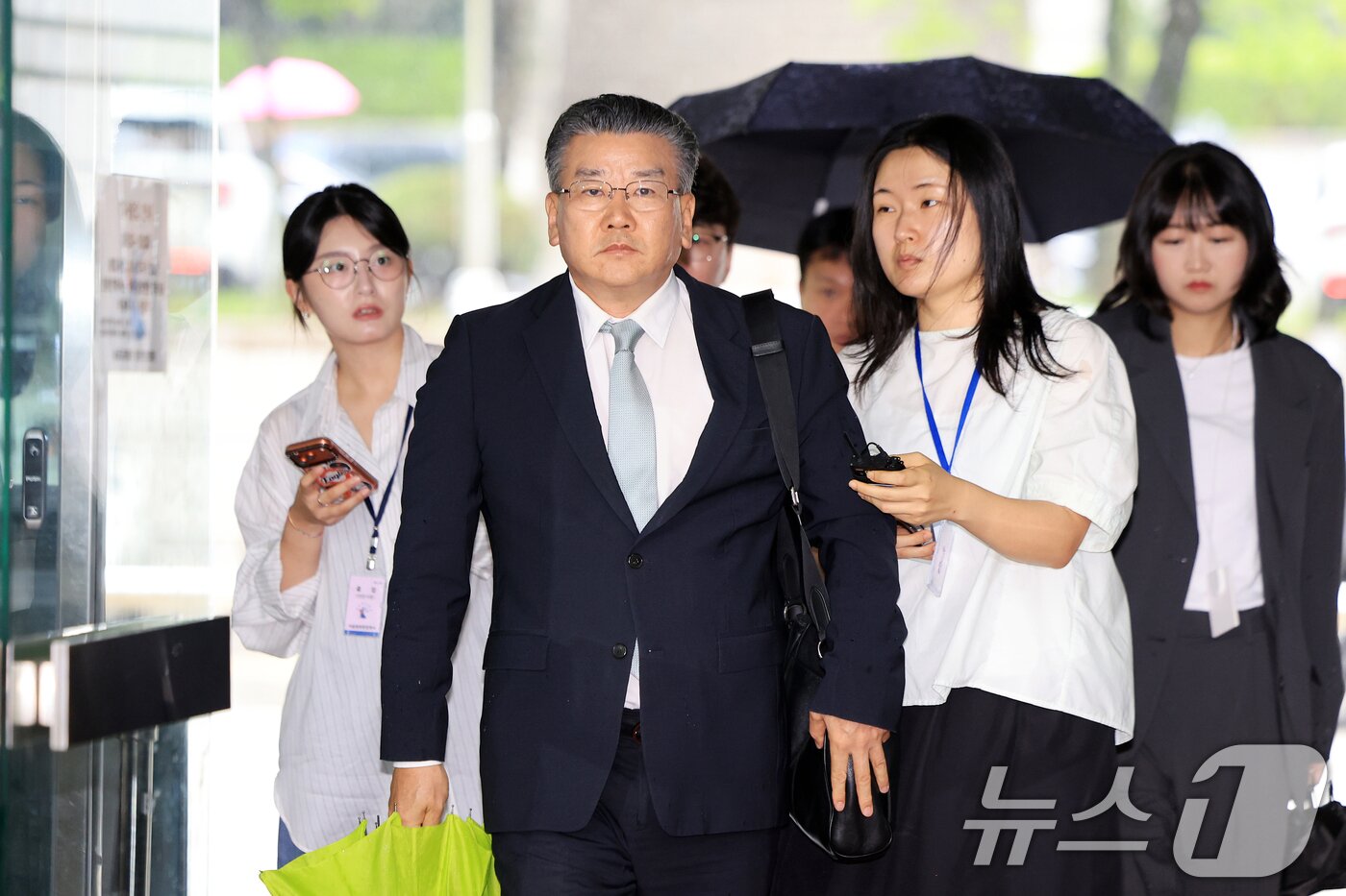 본문 이미지 - 대통령 관저 이전 공사 과정을 부실 감사하고 서류를 조작한 혐의를 받는 유병호 전 감사원 사무총장이 20일 서울 서초구 서울중앙지법에서 열린 구속 전 피의자 심문(영장실질심사)에 출석하고 있다. 2026.7.20 ⓒ 뉴스1 이호윤 기자
