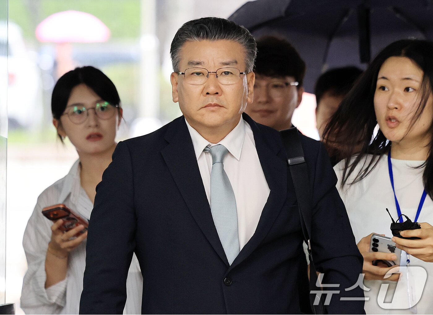 본문 이미지 - 대통령 관저 이전 공사 과정을 부실 감사하고 서류를 조작한 혐의를 받는 유병호 전 감사원 사무총장이 20일 서울 서초구 서울중앙지법에서 열린 구속 전 피의자 심문(영장실질심사)에 출석하고 있다. 2026.7.20 ⓒ 뉴스1 이호윤 기자