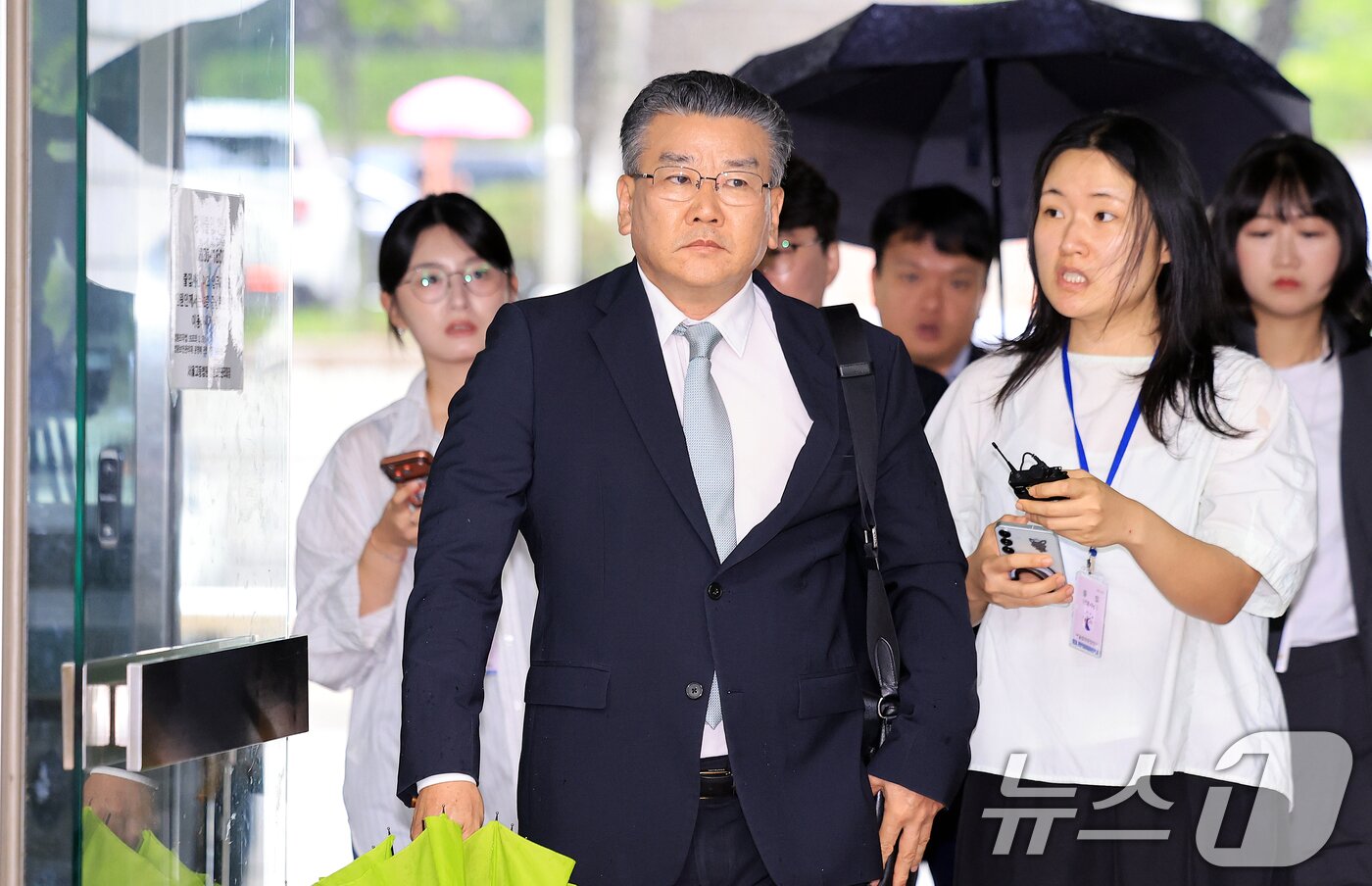 본문 이미지 - 대통령 관저 이전 공사 과정을 부실 감사하고 서류를 조작한 혐의를 받는 유병호 전 감사원 사무총장이 20일 서울 서초구 서울중앙지법에서 열린 구속 전 피의자 심문(영장실질심사)에 출석하고 있다. 2026.7.20 ⓒ 뉴스1 이호윤 기자