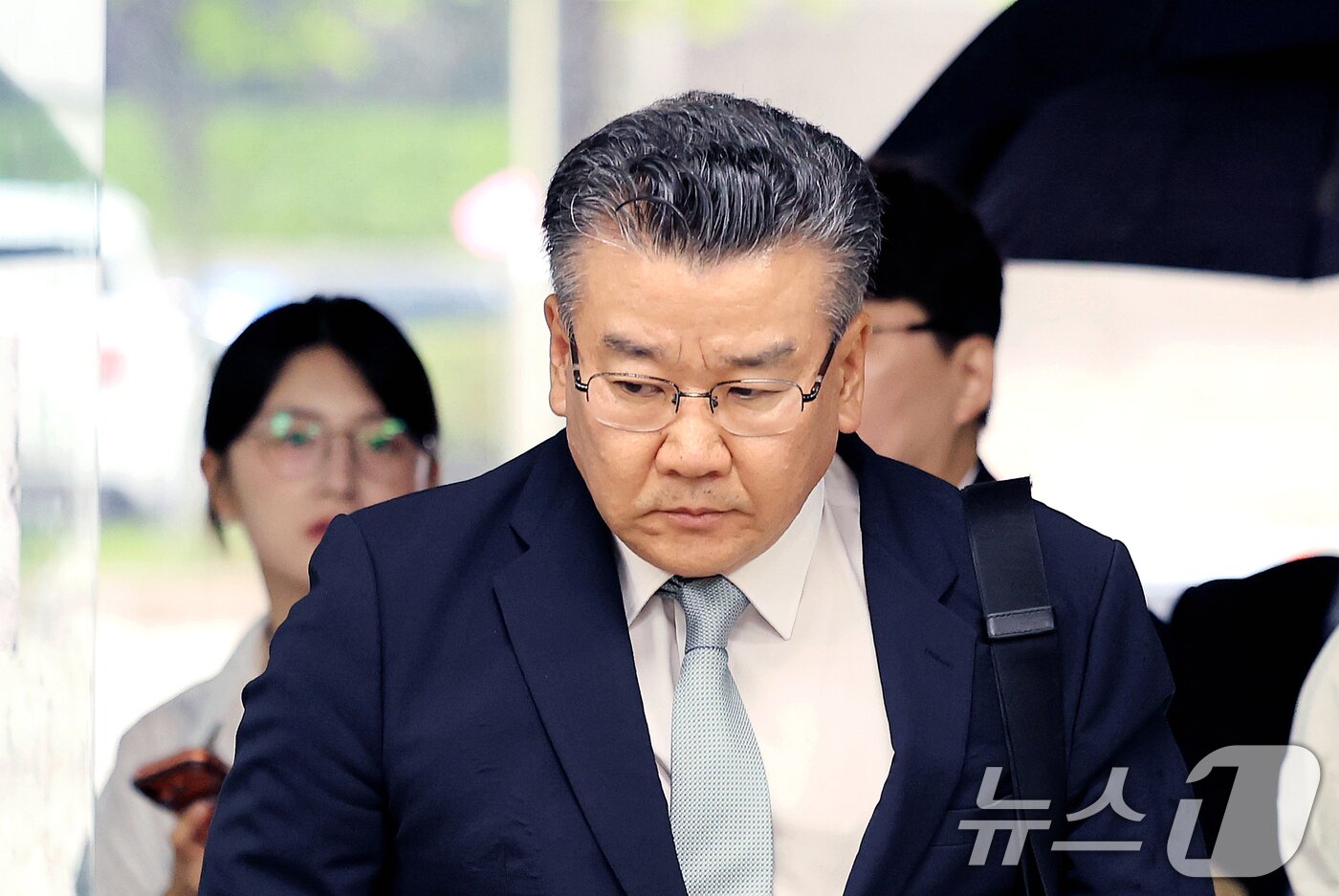 본문 이미지 - 대통령 관저 이전 공사 과정을 부실 감사하고 서류를 조작한 혐의를 받는 유병호 전 감사원 사무총장이 20일 서울 서초구 서울중앙지법에서 열린 구속 전 피의자 심문(영장실질심사)에 출석하고 있다. 2026.7.20 ⓒ 뉴스1 이호윤 기자