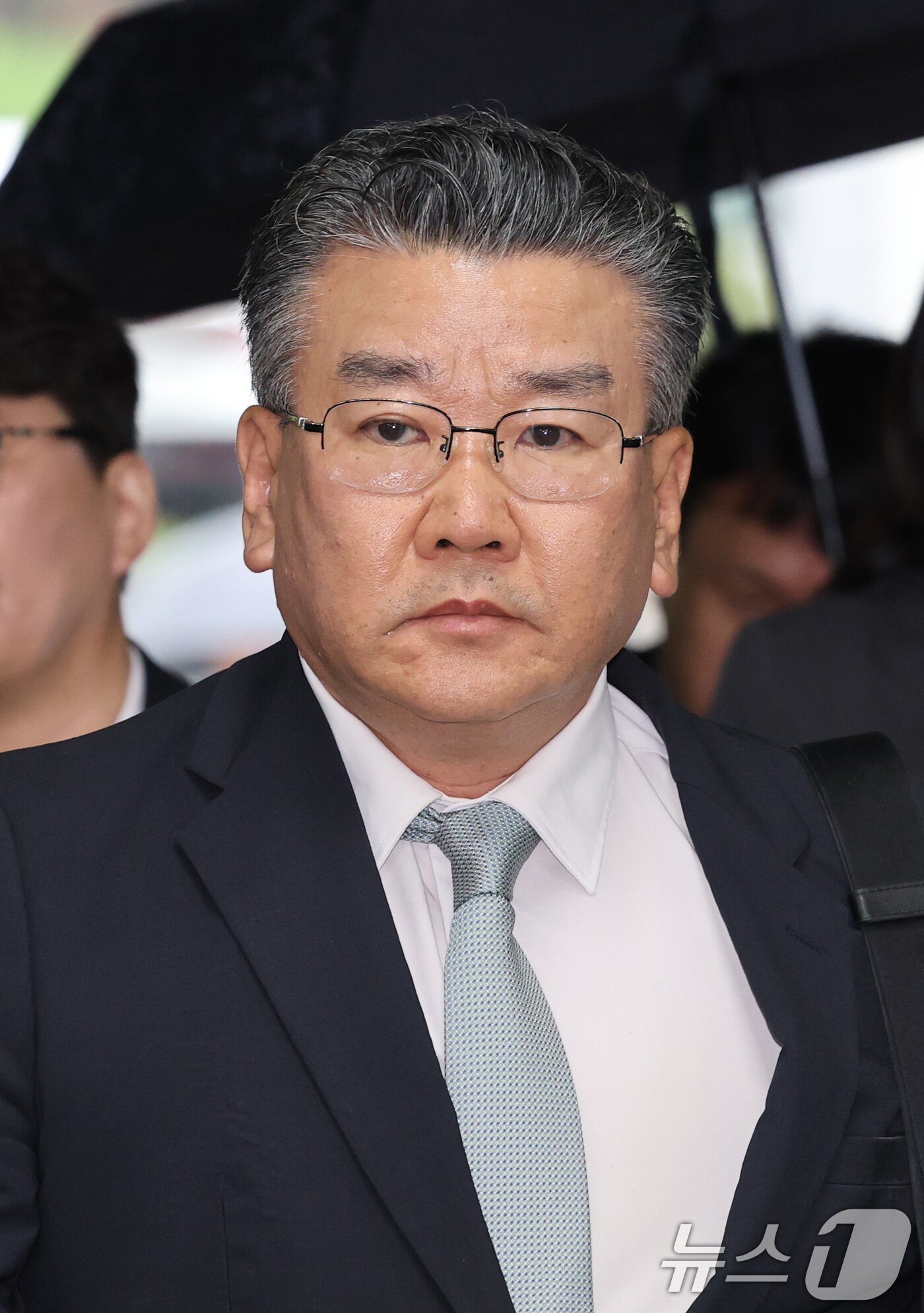 본문 이미지 - 대통령 관저 이전 공사 과정을 부실 감사하고 서류를 조작한 혐의를 받는 유병호 전 감사원 사무총장이 20일 서울 서초구 서울중앙지법에서 열린 구속 전 피의자 심문(영장실질심사)에 출석하고 있다. (공동취재) 2026.7.20 ⓒ 뉴스1 이호윤 기자
