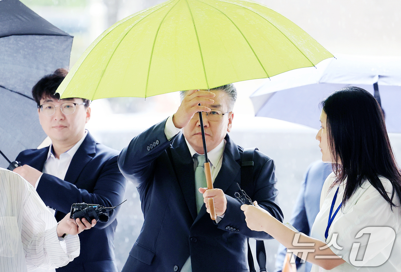 (서울=뉴스1) 이호윤 기자 = 대통령 관저 이전 공사 과정을 부실 감사하고 서류를 조작한 혐의를 받는 유병호 전 감사원 사무총장이 20일 서울 서초구 서울중앙지법에서 열린 구속 …