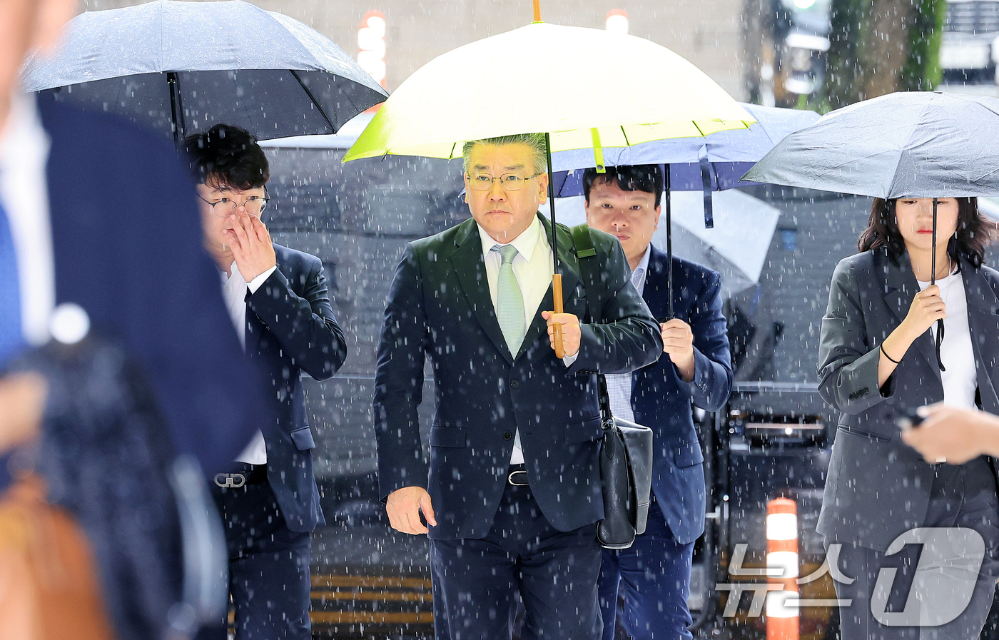 (서울=뉴스1) 이호윤 기자 = 대통령 관저 이전 공사 과정을 부실 감사하고 서류를 조작한 혐의를 받는 유병호 전 감사원 사무총장이 20일 서울 서초구 서울중앙지법에서 열린 구속 …