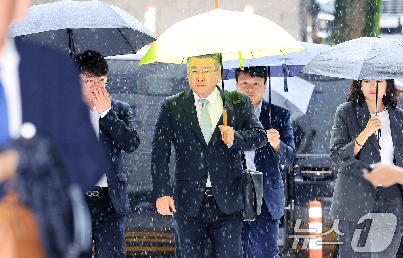 본문 이미지 - 대통령 관저 이전 공사 과정을 부실 감사하고 서류를 조작한 혐의를 받는 유병호 전 감사원 사무총장이 20일 서울 서초구 서울중앙지법에서 열린 구속 전 피의자 심문(영장실질심사)에 출석하고 있다. 2026.7.20 ⓒ 뉴스1 이호윤 기자