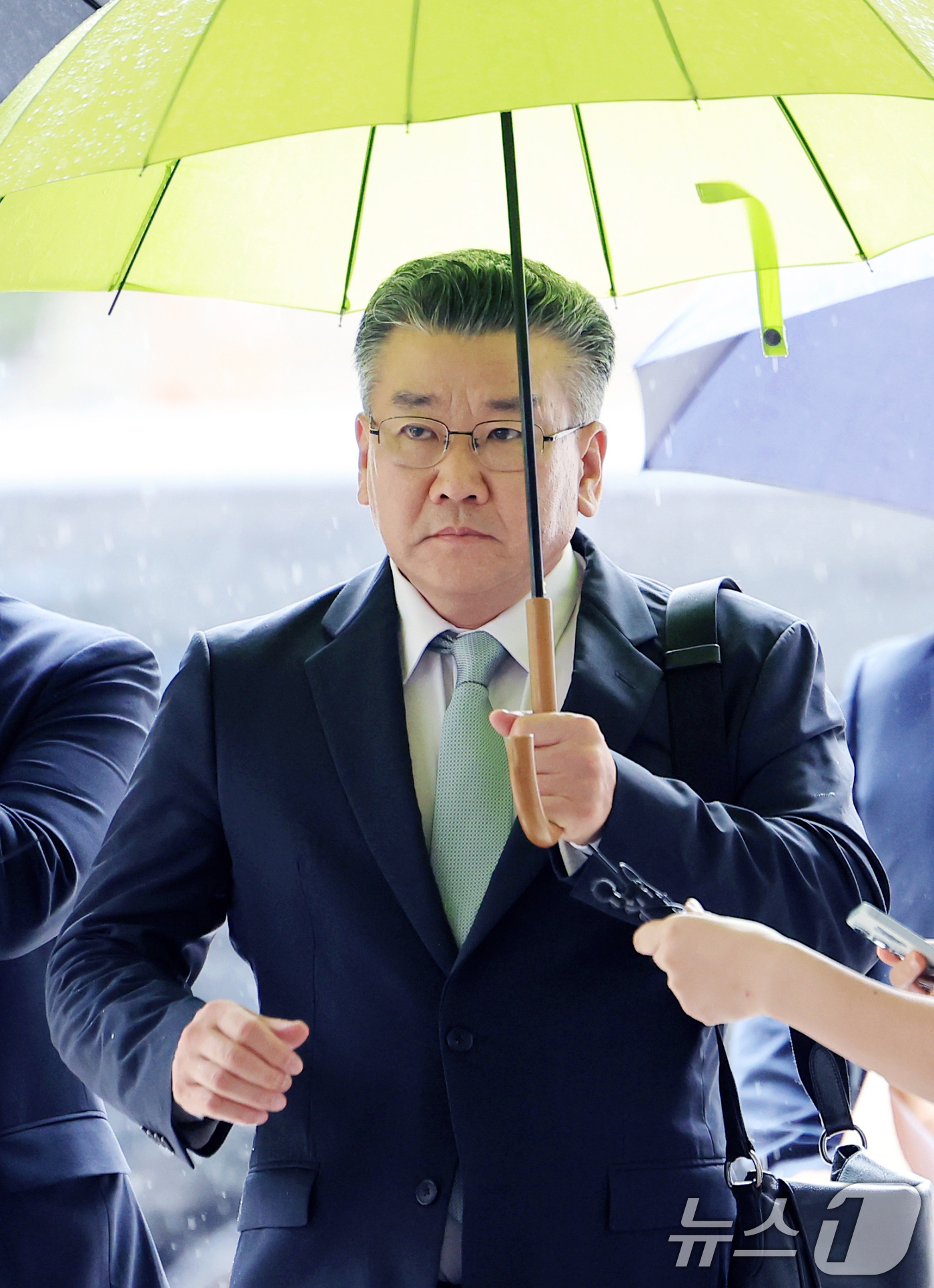 (서울=뉴스1) 이호윤 기자 = 대통령 관저 이전 공사 과정을 부실 감사하고 서류를 조작한 혐의를 받는 유병호 전 감사원 사무총장이 20일 서울 서초구 서울중앙지법에서 열린 구속 …