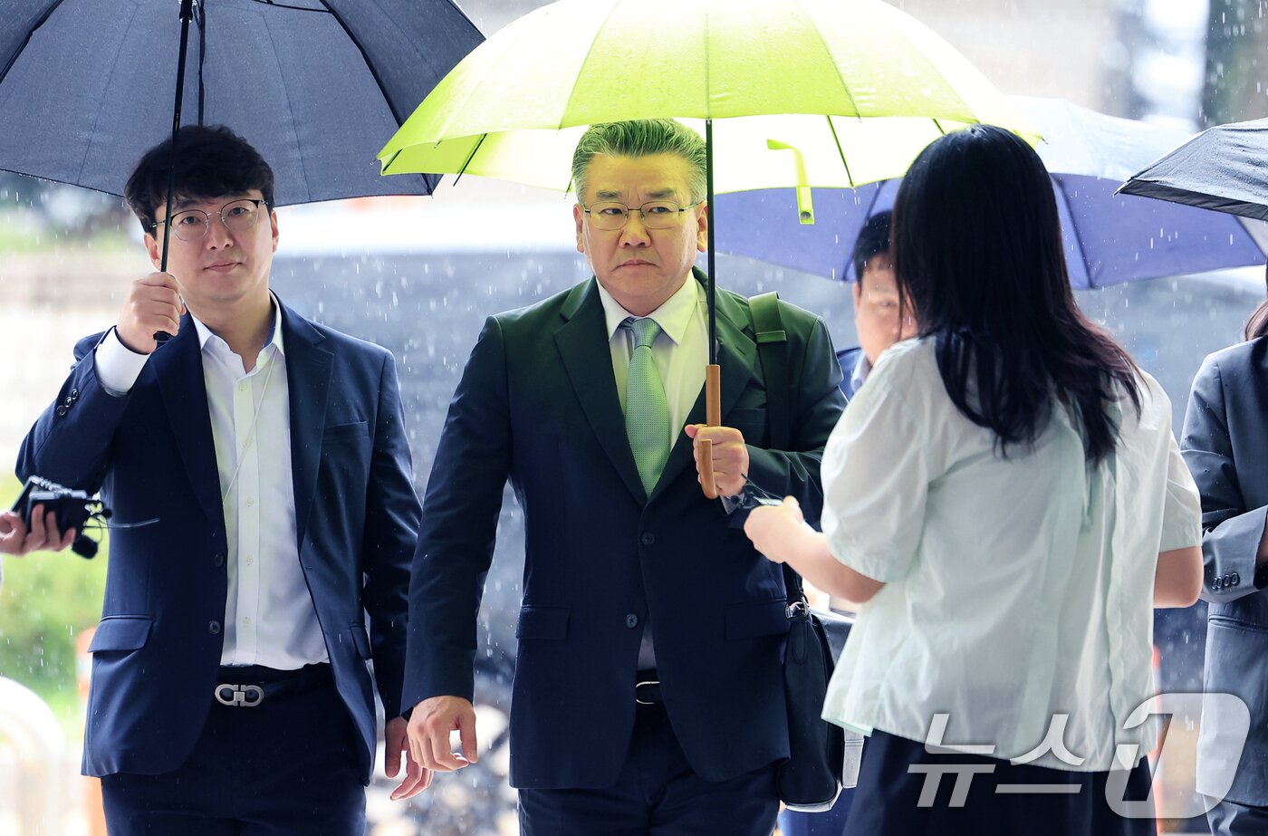 본문 이미지 - 대통령 관저 이전 공사 과정을 부실 감사하고 서류를 조작한 혐의를 받는 유병호 전 감사원 사무총장이 20일 서울 서초구 서울중앙지법에서 열린 구속 전 피의자 심문(영장실질심사)에 출석하고 있다. 2026.7.20 ⓒ 뉴스1 이호윤 기자