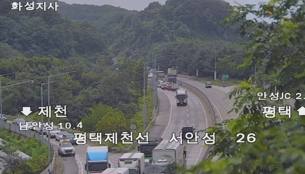 평택제천고속도로 트럭 전도…서안성IC→남안성IC 구간 전면 통제