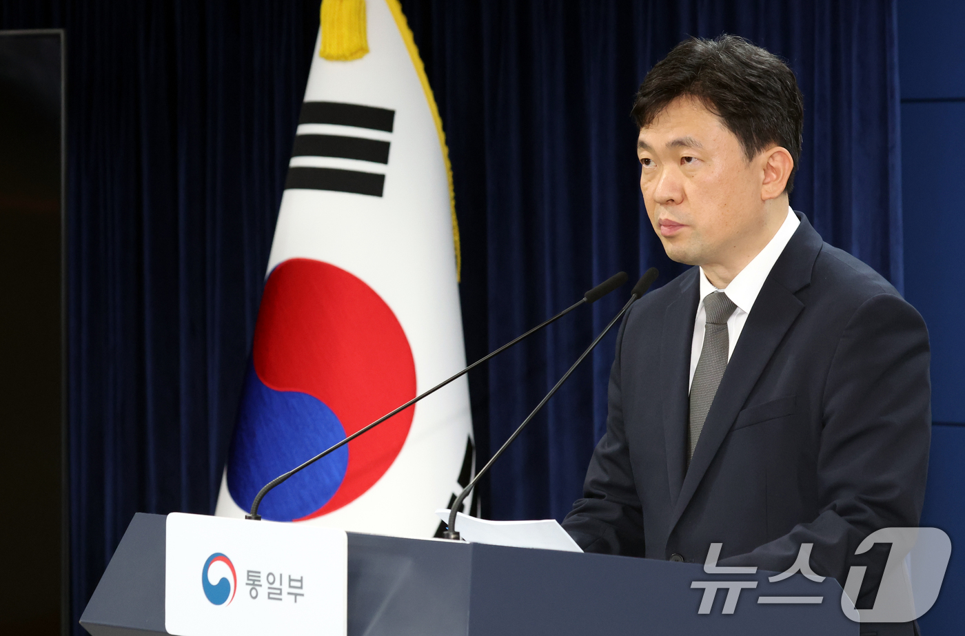 (서울=뉴스1) 김명섭 기자 = 윤민호 통일부 대변인이 20일 오전 서울 종로구 세종대로 정부서울청사에서 정례브리핑을 하고 있다.  2026.7.20/뉴스1