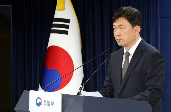 브리핑하는 윤민호 통일부 대변인