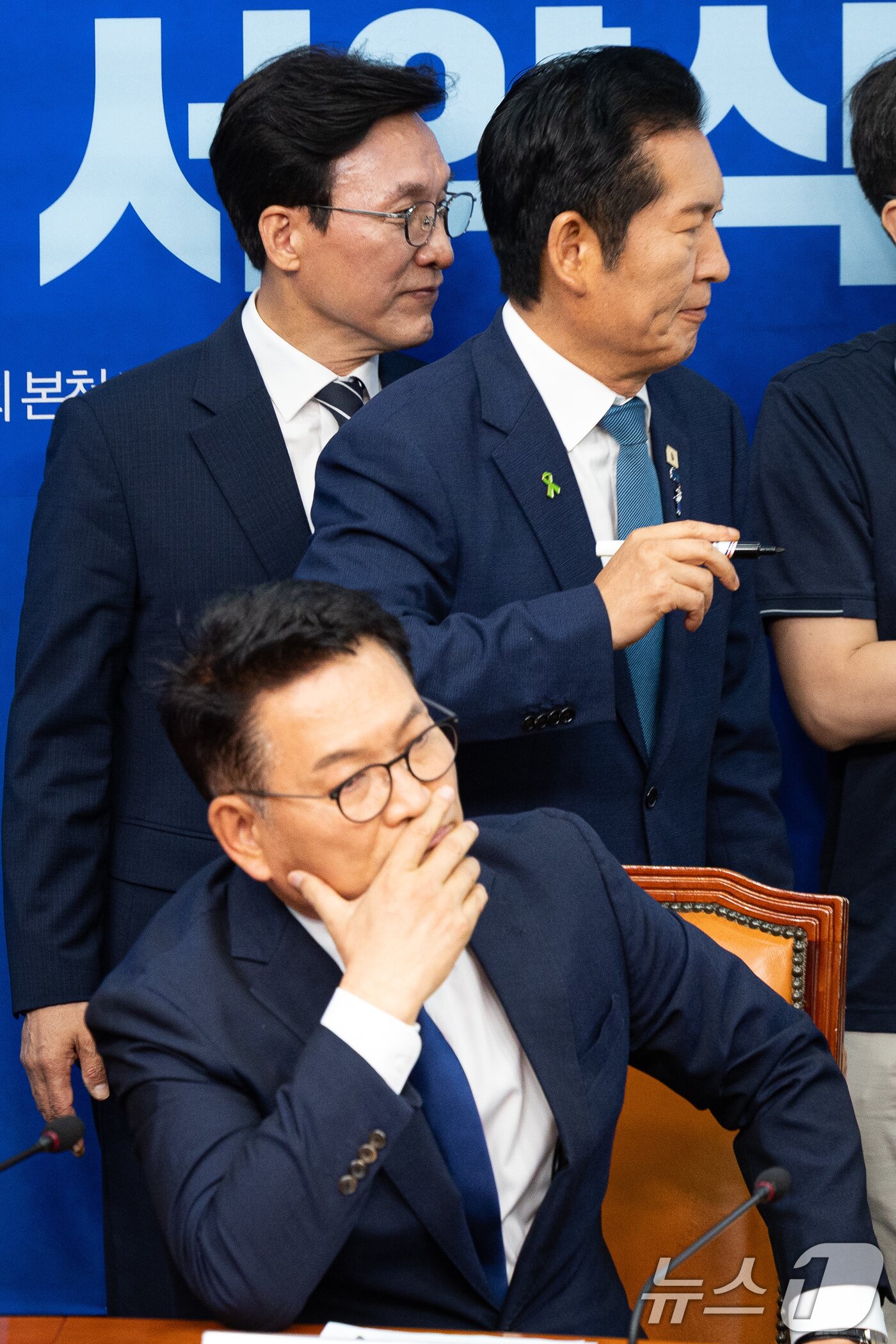 본문 이미지 - 더불어민주당 당대표 후보들이 20일 서울 여의도 국회에서 열린 공명선거실천 서약식에서 서약서에 서명을 위해 이동하고 있다. 왼쪽부터 김민석, 정청래, 송영길 당대표 후보. 2026.7.20 ⓒ 뉴스1 유승관 기자