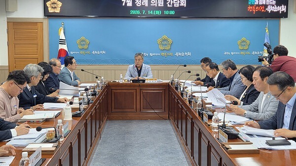10대 옥천군의회 쇄신의 바람…민심은 '기대반 우려반'