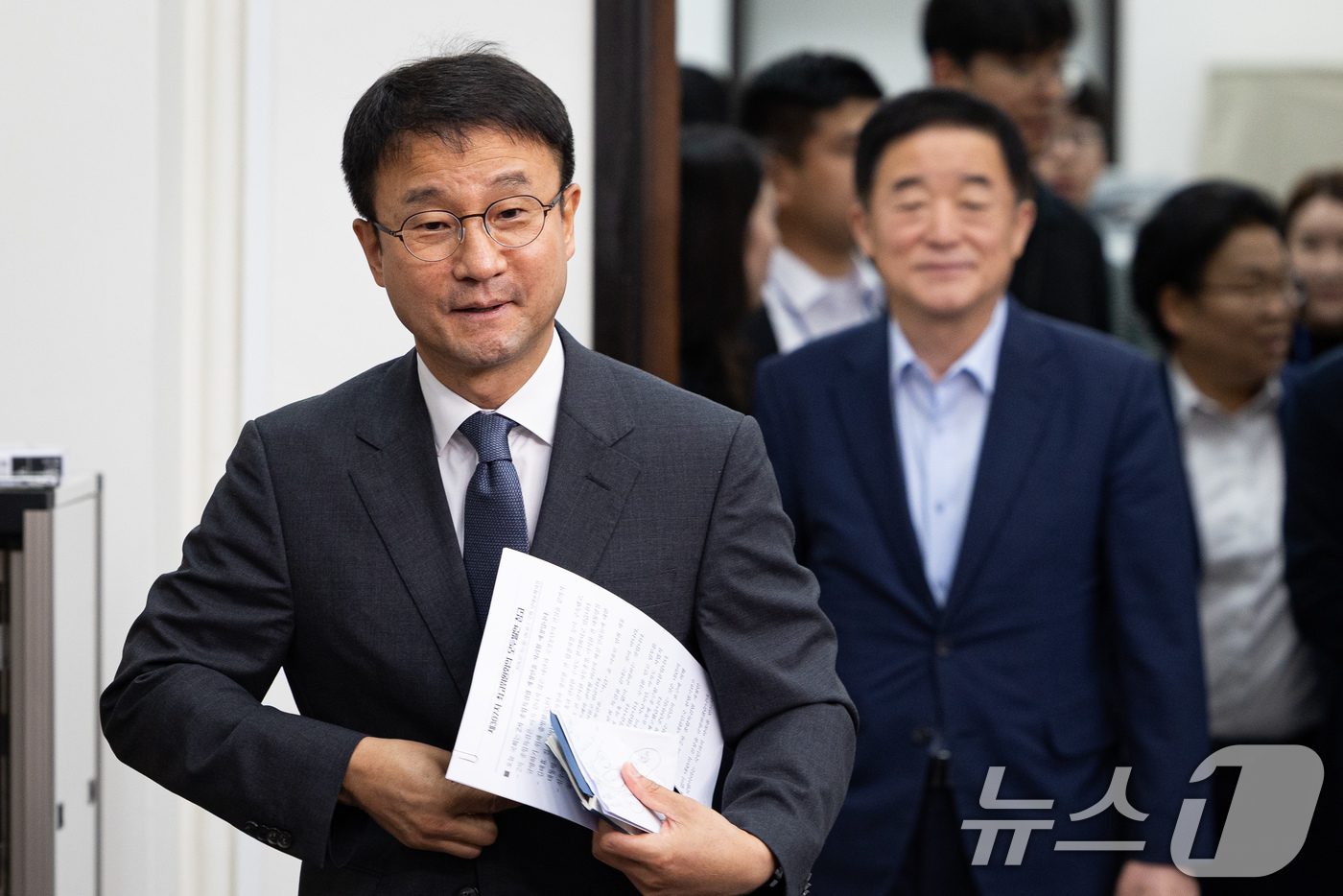 (서울=뉴스1) 유승관 기자 = 한병도 더불어민주당 당대표 직무대행 겸 원내대표를 비롯한 지도부가 20일 서울 여의도 국회에서 열린 최고위원회의에 참석하고 있다. 2026.7.20 …