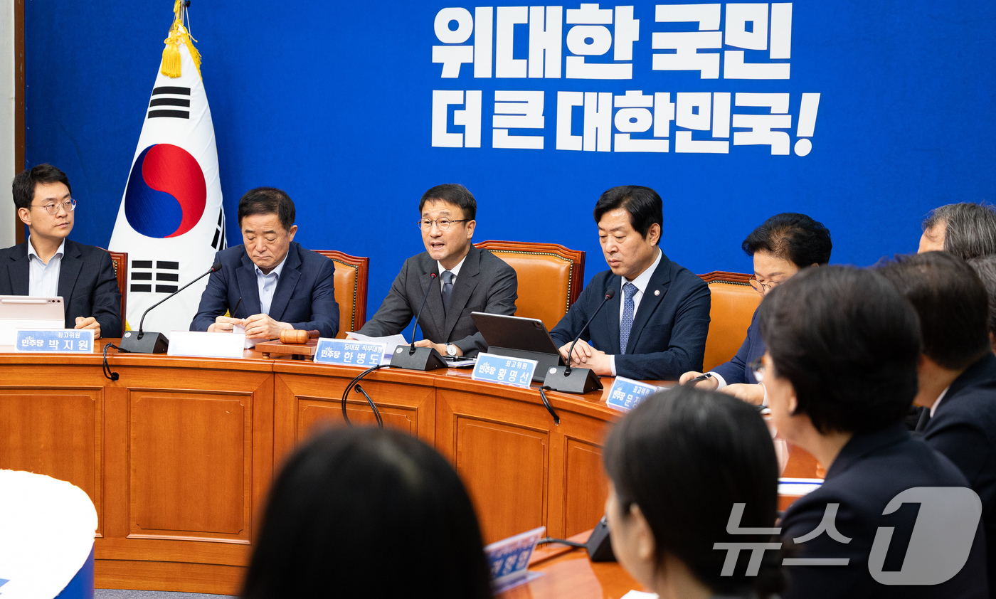 (서울=뉴스1) 유승관 기자 = 한병도 더불어민주당 당대표 직무대행 겸 원내대표가 20일 서울 여의도 국회에서 열린 최고위원회의에서 모두 발언을 하고 있다. 2026.7.20/뉴스 …