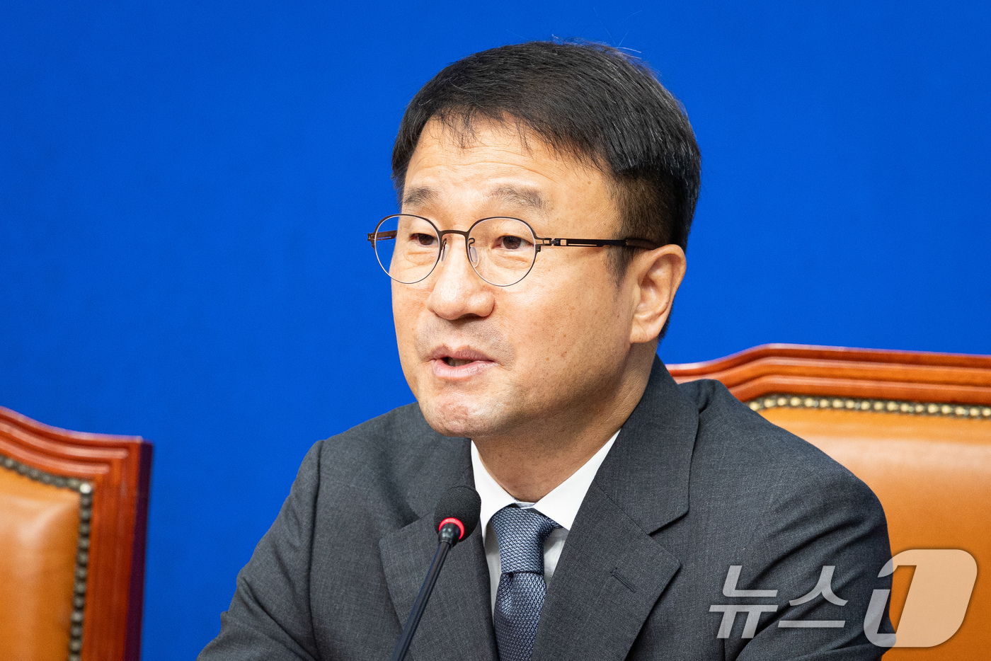(서울=뉴스1) 유승관 기자 = 한병도 더불어민주당 당대표 직무대행 겸 원내대표가 20일 서울 여의도 국회에서 열린 최고위원회의에서 모두 발언을 하고 있다. 2026.7.20/뉴스 …
