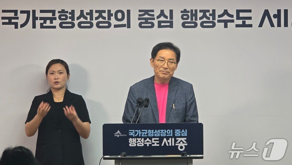 본문 이미지 - 김회산 세종시 도농상생국장(오른쪽) 2026년 세종복숭아축제 브리핑. / 뉴스1