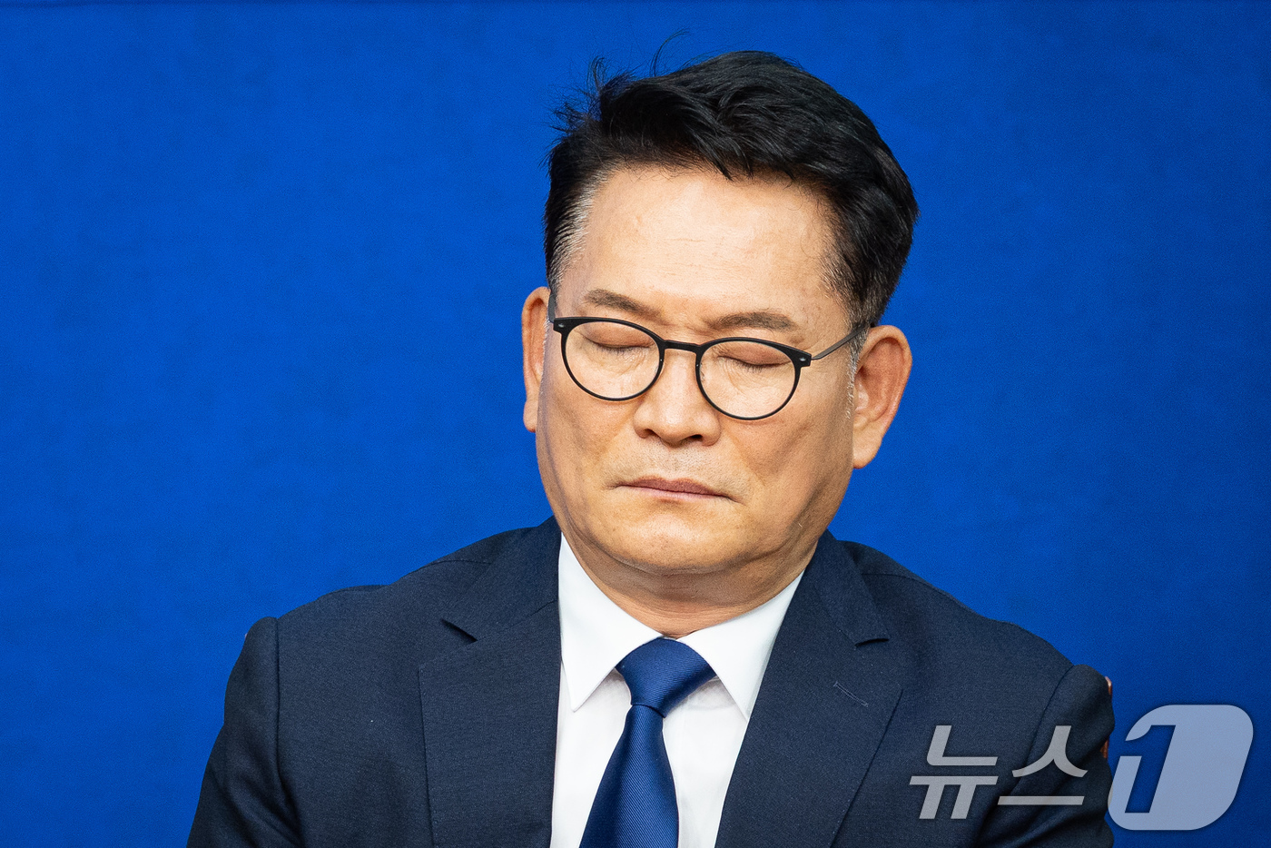 (서울=뉴스1) 유승관 기자 = 송영길 더불어민주당 당대표 후보가 20일 서울 여의도 국회에서 열린 공명선거 실천 서약식에 참석해 눈을 감고 있다. 2026.7.20/뉴스1