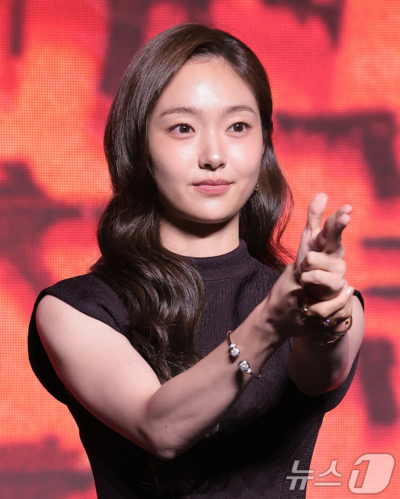 본문 이미지 - 배우 김혜준이 20일 서울 영등포구 콘래드 서울 호텔에서 열린 디즈니+ 오리지널 시리즈 '킬러들의 쇼핑몰 시즌2' 제작발표회에서 포즈를 취하고 있다. '킬러들의 쇼핑몰 시즌2'는 혹독한 인수인계를 마치고 쇼핑몰 머더헬프의 새로운 대표가 된 지안이 살아 돌아온 진만과 함께 글로벌 세력 바빌론에 맞서 본격적인 반격을 펼치는 스타일리시 액션 시리즈다. 2026.7.20 ⓒ 뉴스1 권현진 기자