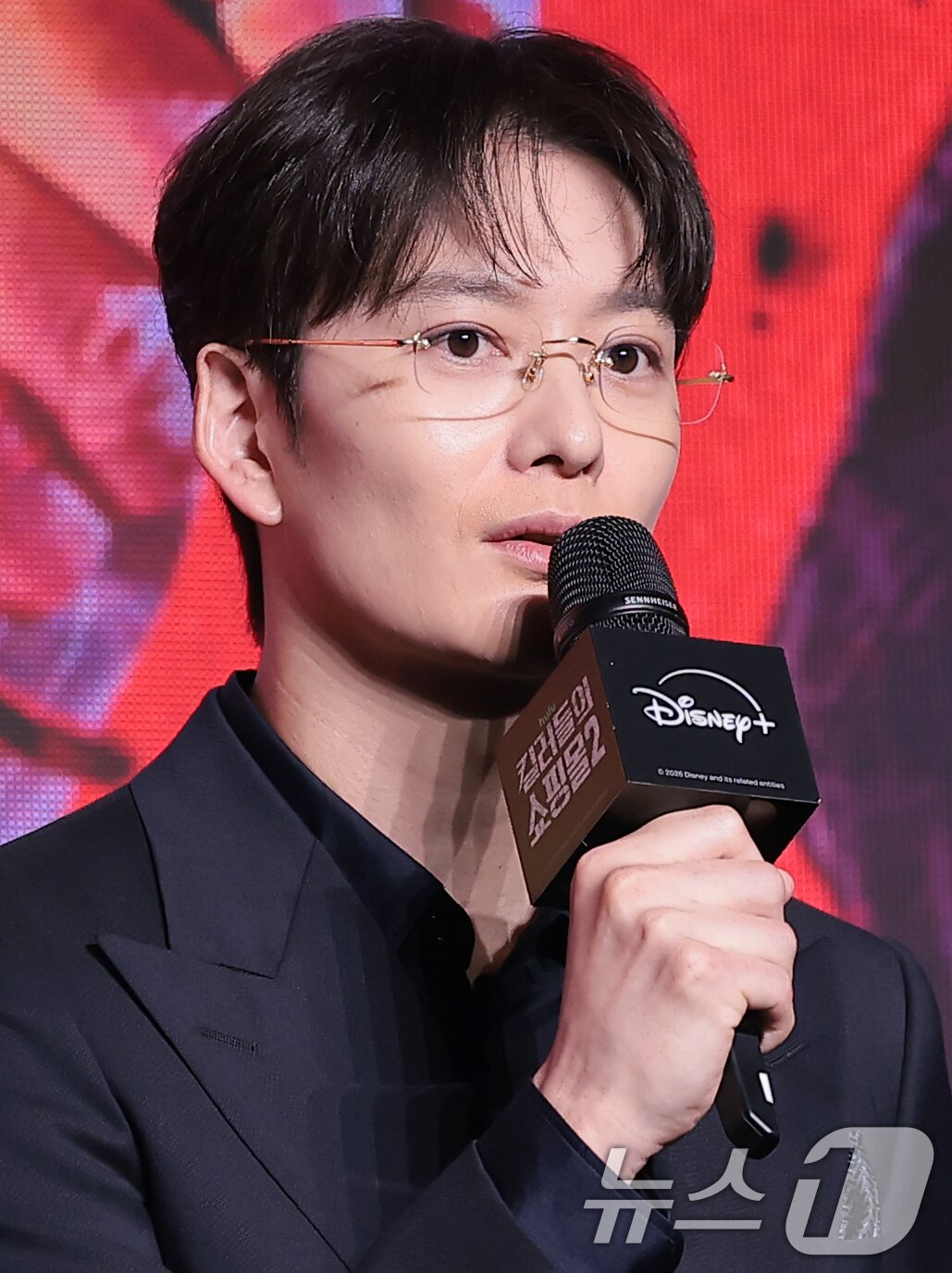 본문 이미지 - 배우 오카다 마사키가 20일 서울 영등포구 콘래드 서울 호텔에서 열린 디즈니+ 오리지널 시리즈 '킬러들의 쇼핑몰 시즌2' 제작발표회에서 인사말을 하고 있다. '킬러들의 쇼핑몰 시즌2'는 혹독한 인수인계를 마치고 쇼핑몰 머더헬프의 새로운 대표가 된 지안이 살아 돌아온 진만과 함께 글로벌 세력 바빌론에 맞서 본격적인 반격을 펼치는 스타일리시 액션 시리즈다. 2026.7.20 ⓒ 뉴스1 권현진 기자