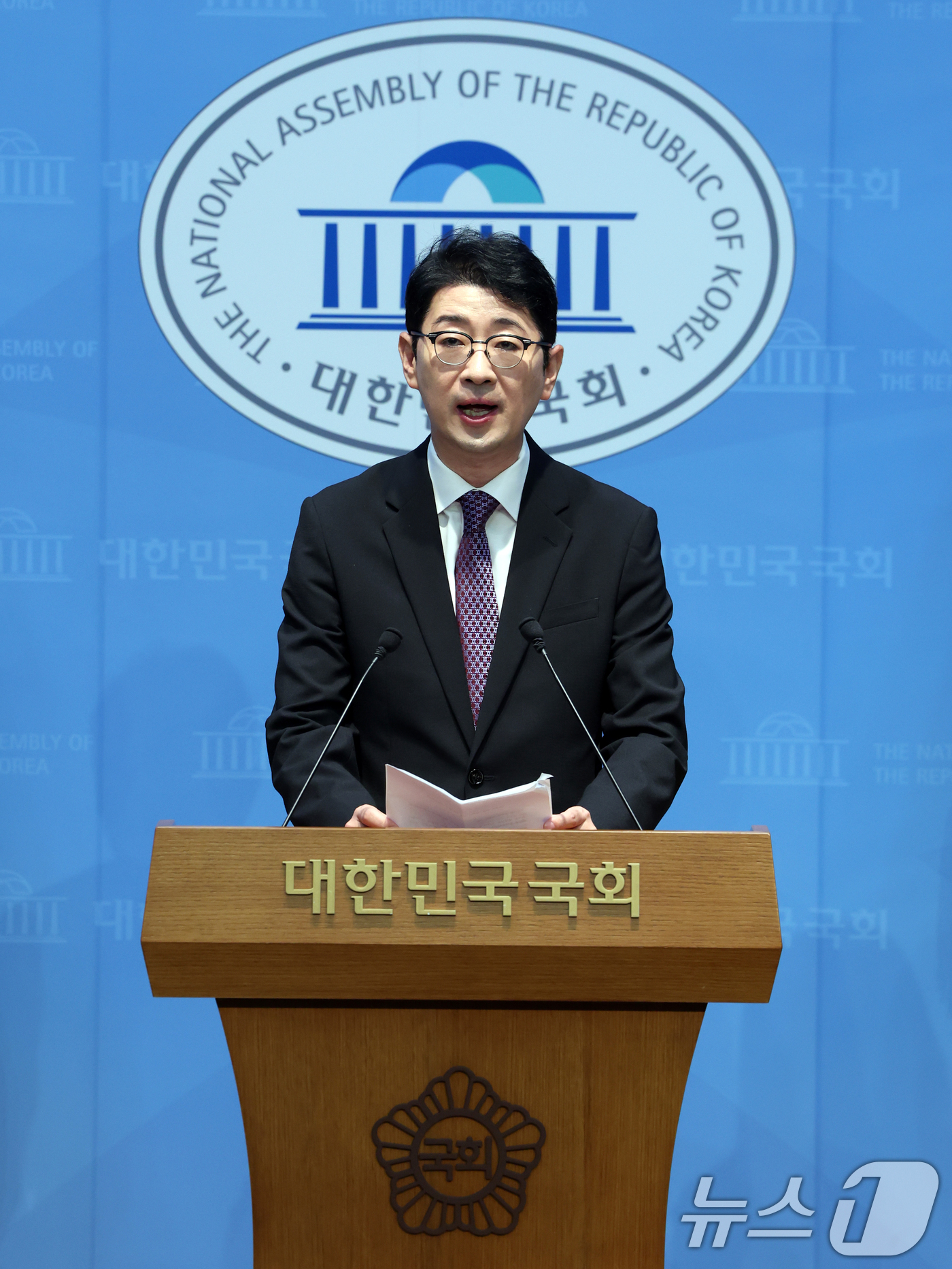 (서울=뉴스1) 황기선 기자 = 주진우 국민의힘 의원이 20일 오전 서울 여의도 국회 소통관에서 중앙선거관리위원회의 수의계약 관행을 손질하는 내용의 이른바 '선피아 방지 3법' 발 …