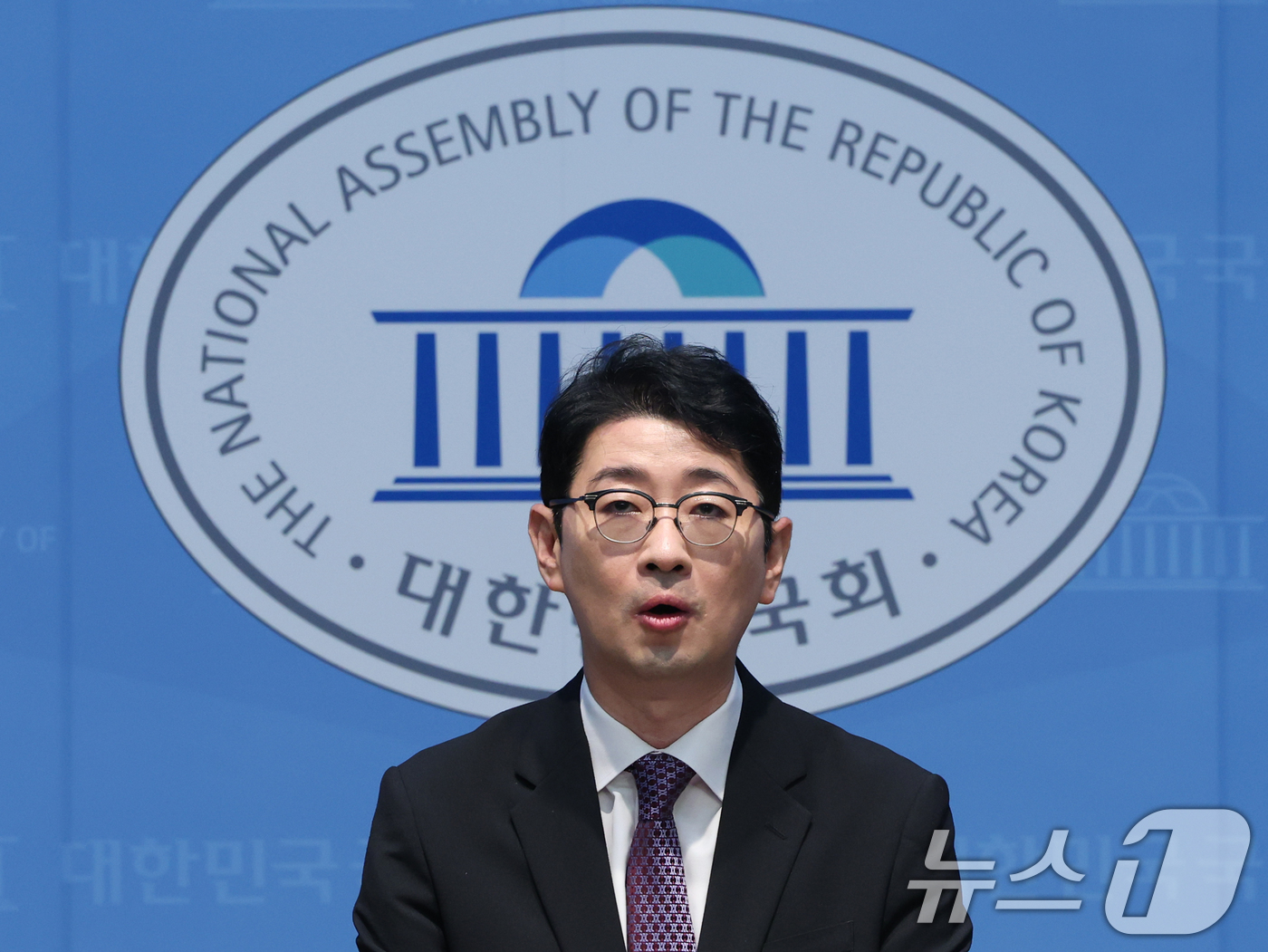 (서울=뉴스1) 황기선 기자 = 주진우 국민의힘 의원이 20일 오전 서울 여의도 국회 소통관에서 중앙선거관리위원회의 수의계약 관행을 손질하는 내용의 이른바 '선피아 방지 3법' 발 …