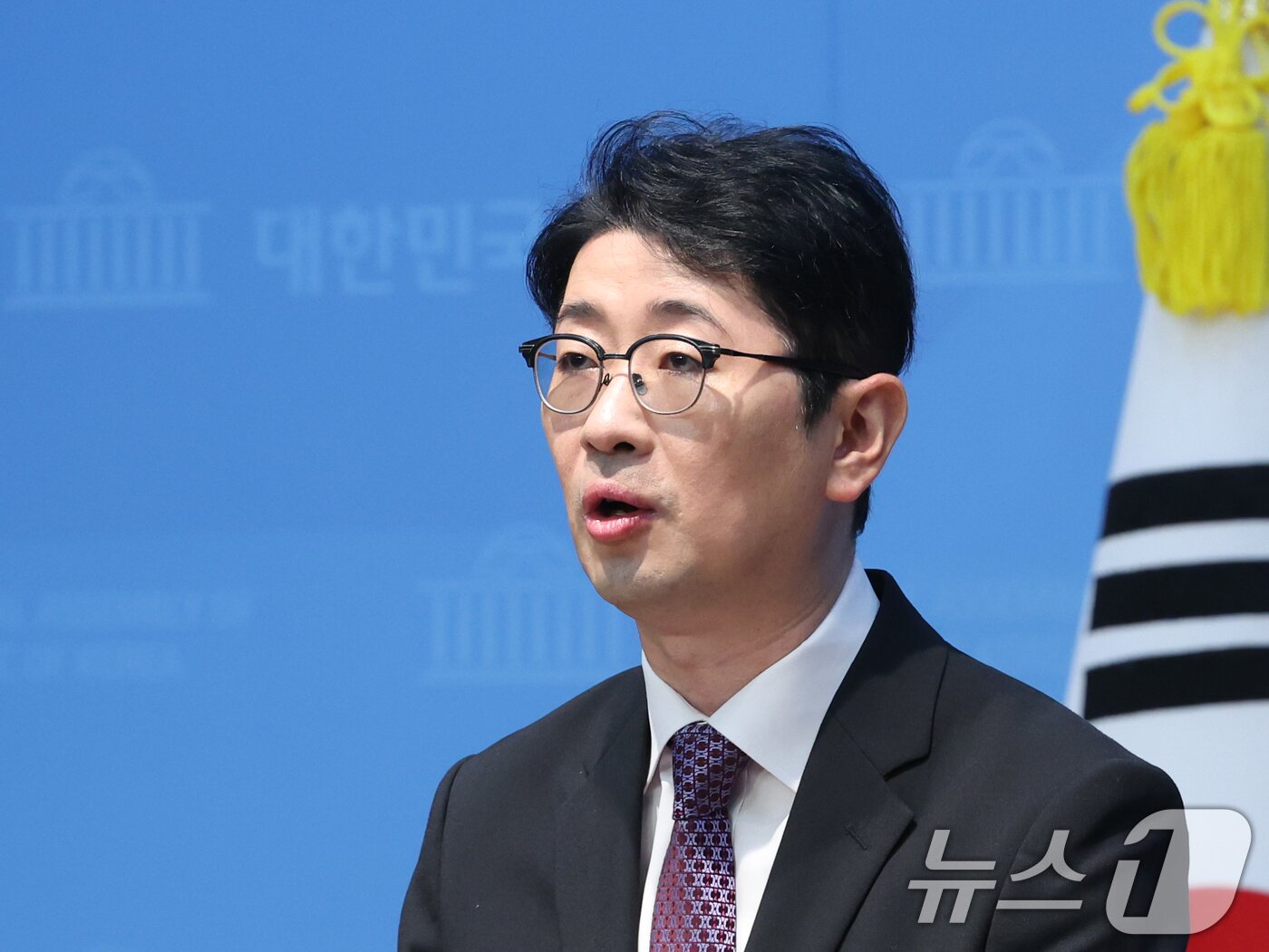 본문 이미지 - 주진우 국민의힘 의원이 20일 오전 서울 여의도 국회 소통관에서 중앙선거관리위원회의 수의계약 관행을 손질하는 내용의 이른바 '선피아 방지 3법' 발의 기자회견을 하고 있다. 2026.7.20 ⓒ 뉴스1 황기선 기자
