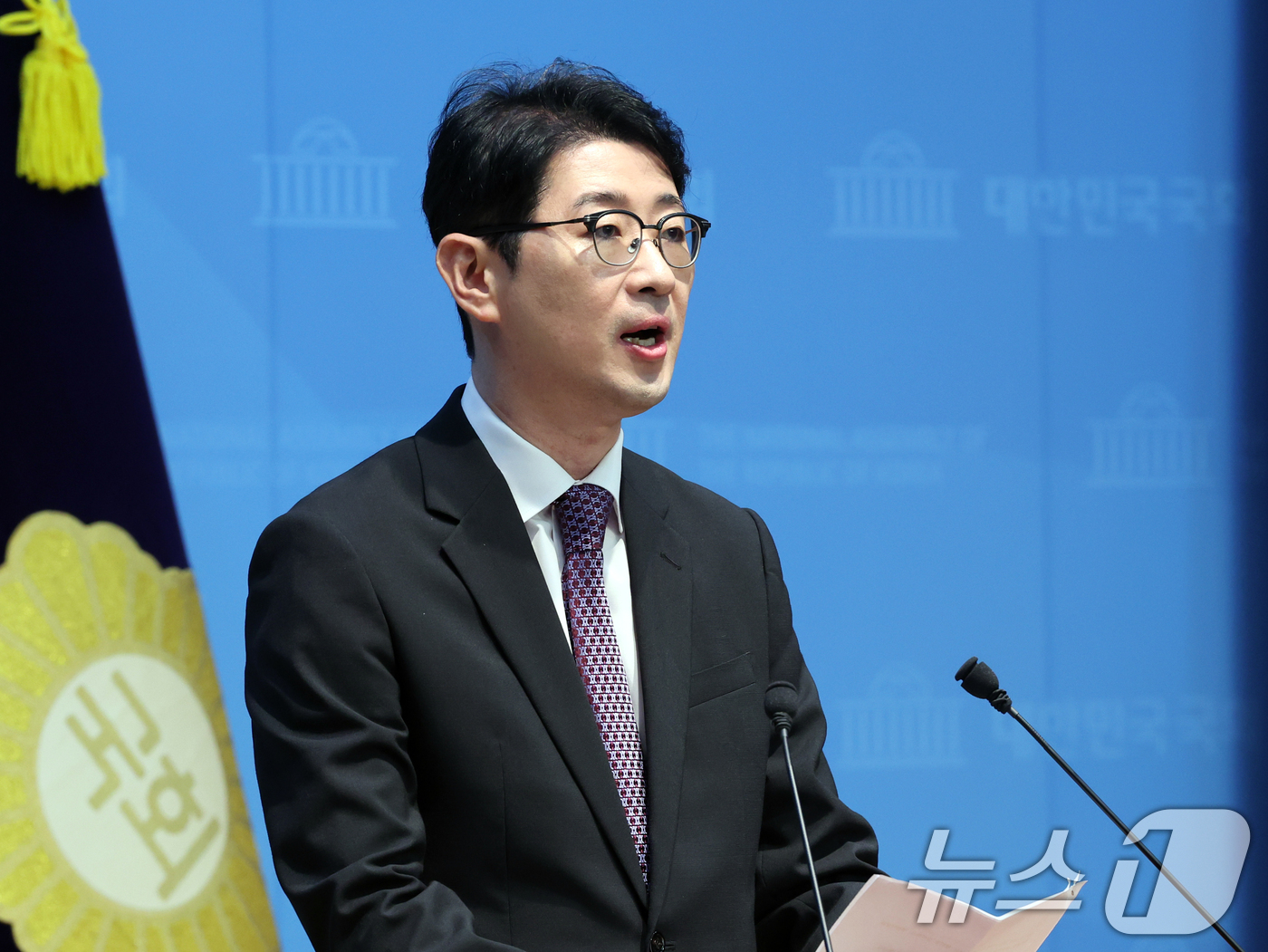 (서울=뉴스1) 황기선 기자 = 주진우 국민의힘 의원이 20일 오전 서울 여의도 국회 소통관에서 중앙선거관리위원회의 수의계약 관행을 손질하는 내용의 이른바 '선피아 방지 3법' 발 …