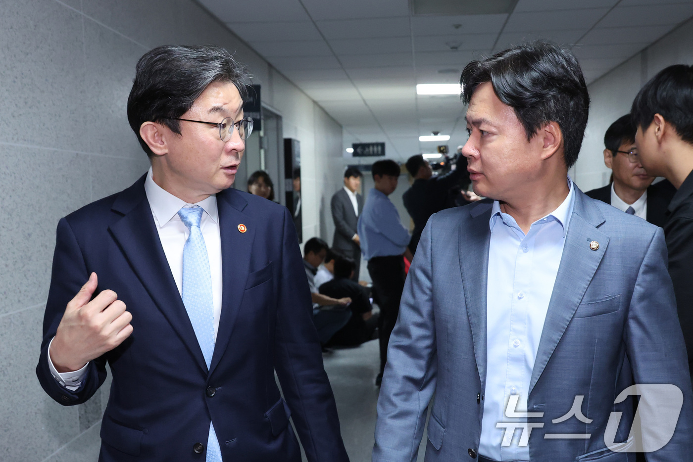 (서울=뉴스1) 신웅수 기자 = 이억원 금융위원장이 20일 서울 여의도 국회 의원회관에서 열린 정무위원회 비공개 업무보고를 마친 후 김현정 의원과 대화하고 있다. 2026.7.20 …