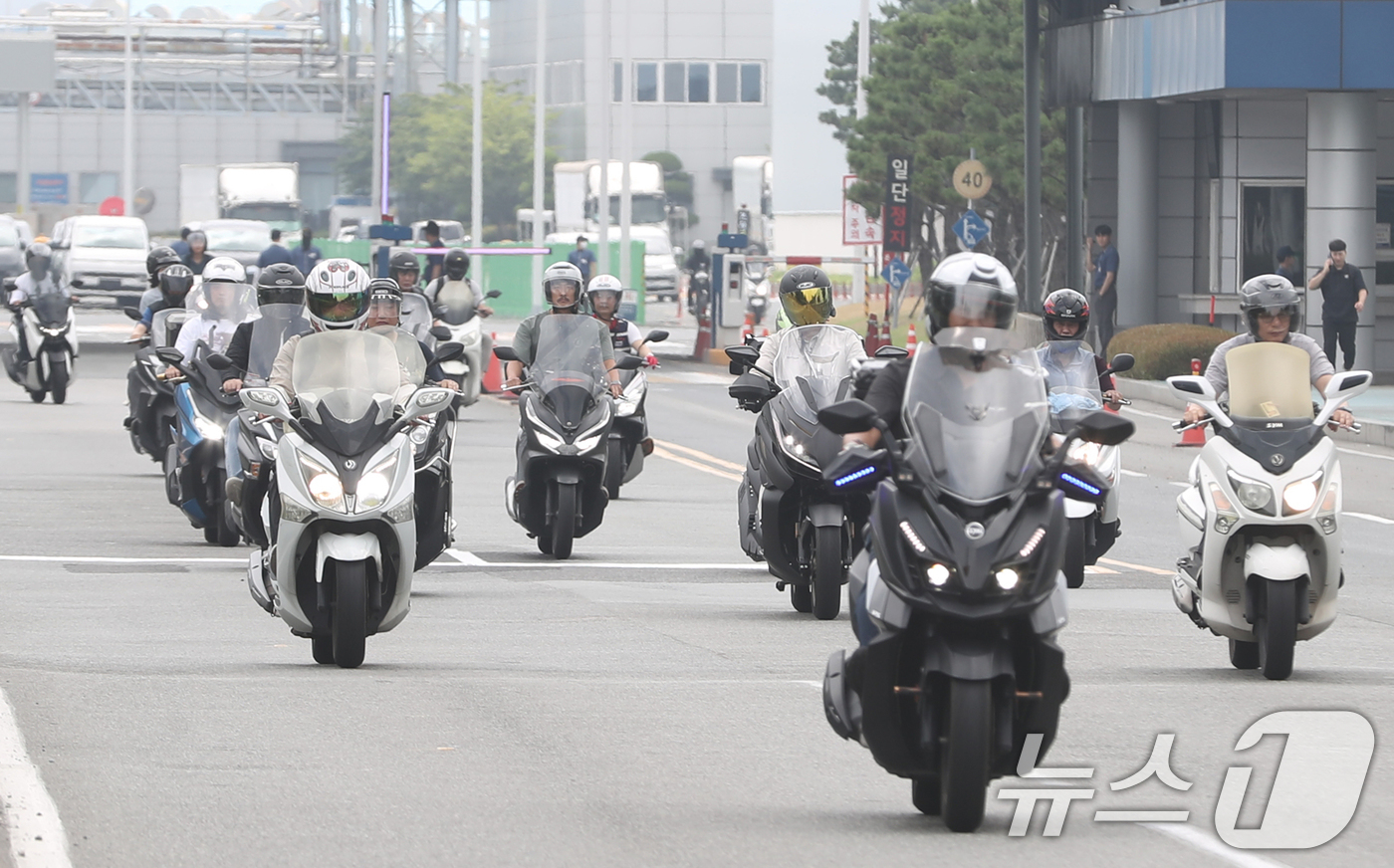 (울산=뉴스1) 조민주 기자 = 20일 오전 현대자동차 울산공장 명촌정문에서 오전조 근로자들이 퇴근을 하고 있다. 현대차 노조는 이날부터 사흘간 근무조별로 하루 4시간씩 부분 파업 …
