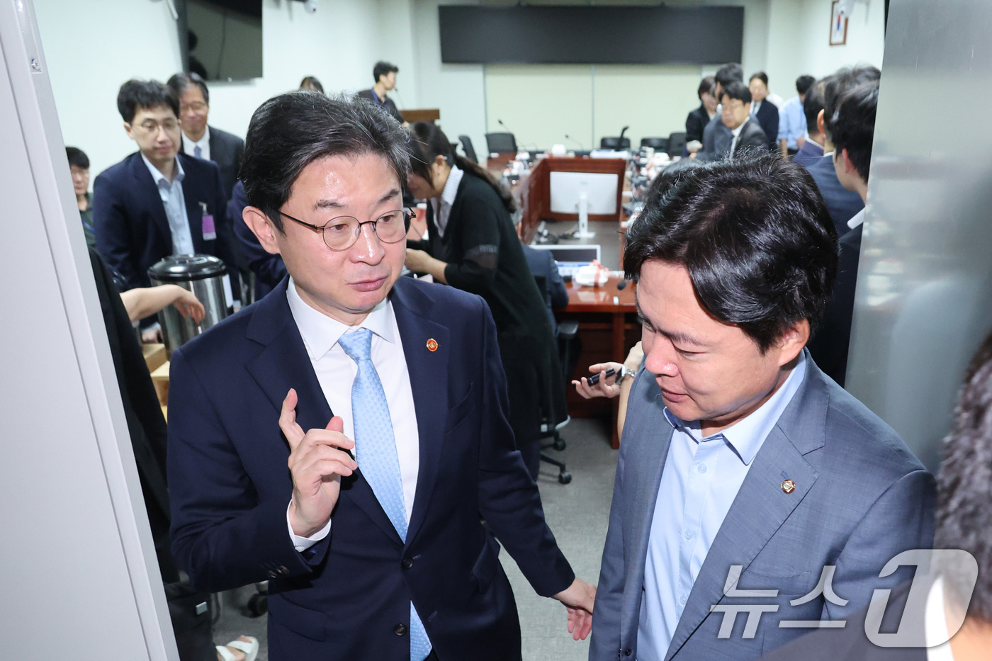 (서울=뉴스1) 신웅수 기자 = 이억원 금융위원장이 20일 서울 여의도 국회 의원회관에서 열린 정무위원회 비공개 업무보고를 마친 후 김현정 의원과 대화하고 있다. 2026.7.20 …