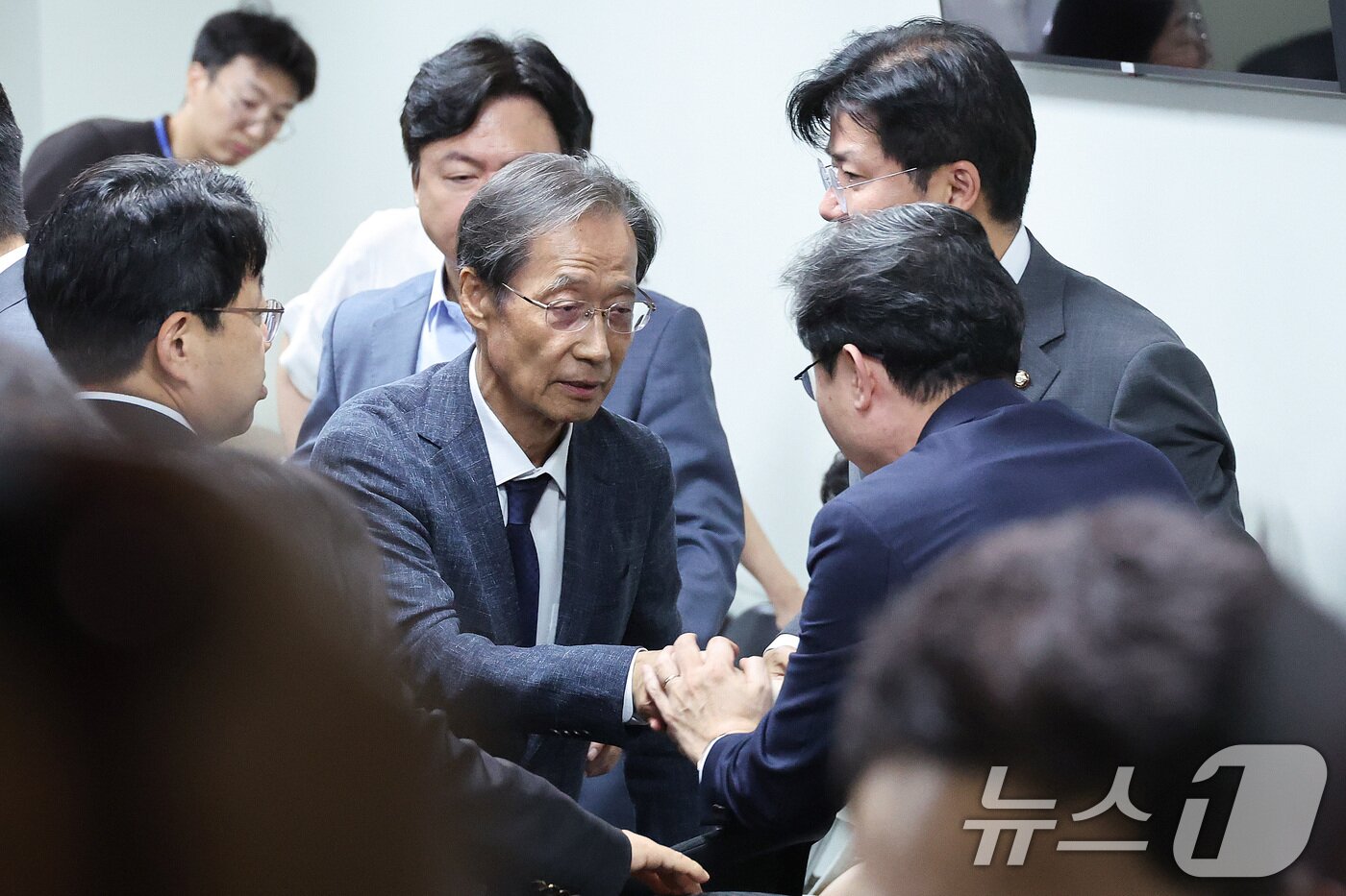 본문 이미지 - 이억원 금융위원장이 20일 서울 여의도 국회 의원회관에서 열린 정무위원회 비공개 업무보고를 마친 후 유동수 위원장과 인사하고 있다. 2026.7.20 ⓒ 뉴스1 신웅수 기자