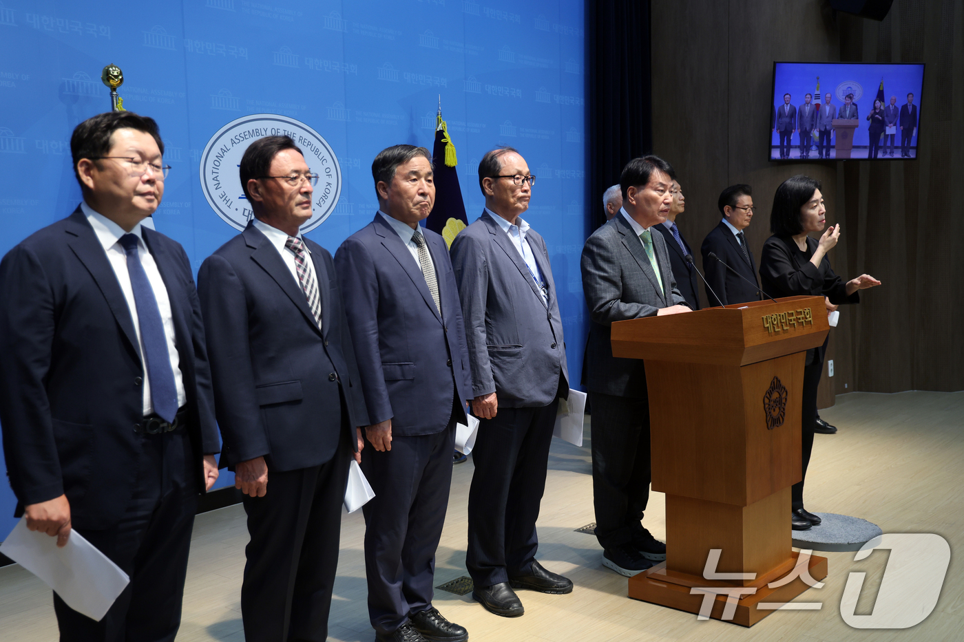 (서울=뉴스1) 황기선 기자 = 더불어민주당 국방안보특별위원회와 예비역장군단이 20일 오전 서울 여의도 국회 소통관에서 국군사관학교 창설을 지지하는 기자회견을 하고 있다. 2026 …
