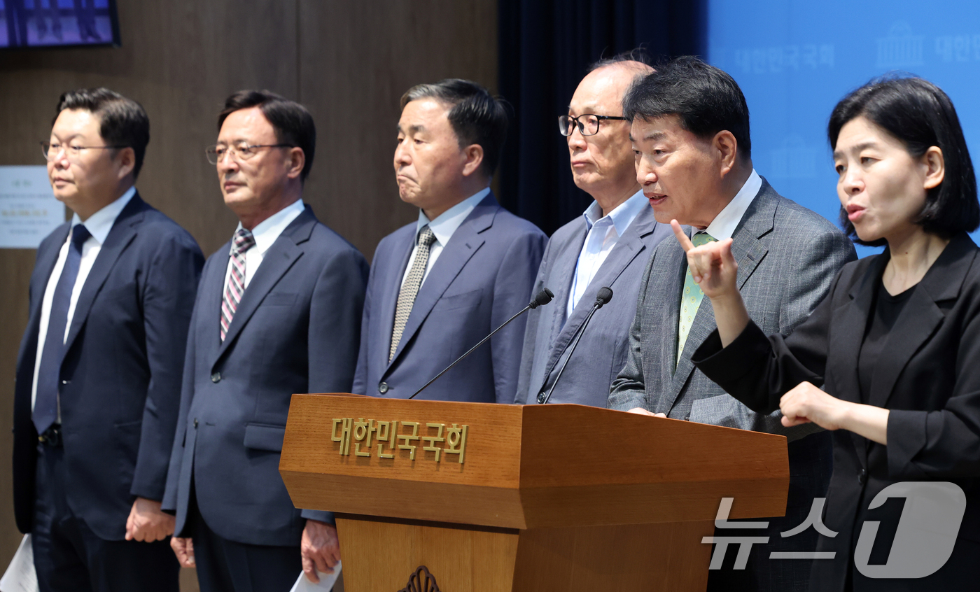 (서울=뉴스1) 황기선 기자 = 더불어민주당 국방안보특별위원회와 예비역장군단이 20일 오전 서울 여의도 국회 소통관에서 국군사관학교 창설을 지지하는 기자회견을 하고 있다. 2026 …