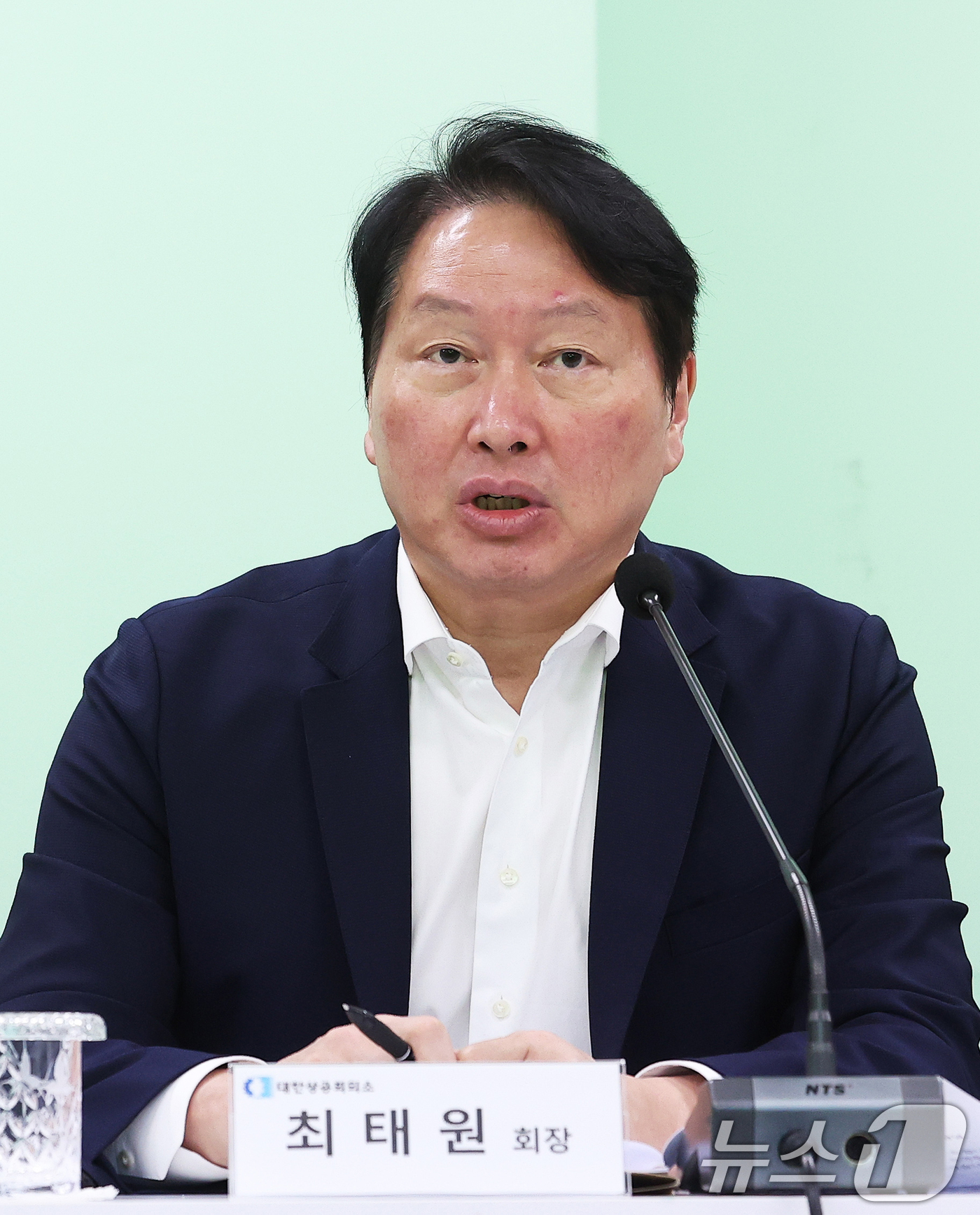 (화성=뉴스1) 김영운 기자 = 최태원 대한상공회의소 회장이 20일 경기도 화성시 동탄구 나래울종합사회복지관에서 열린 전국상의 ERT 공동챌린지 '복지사각지대 해소를 위한 간담회 …