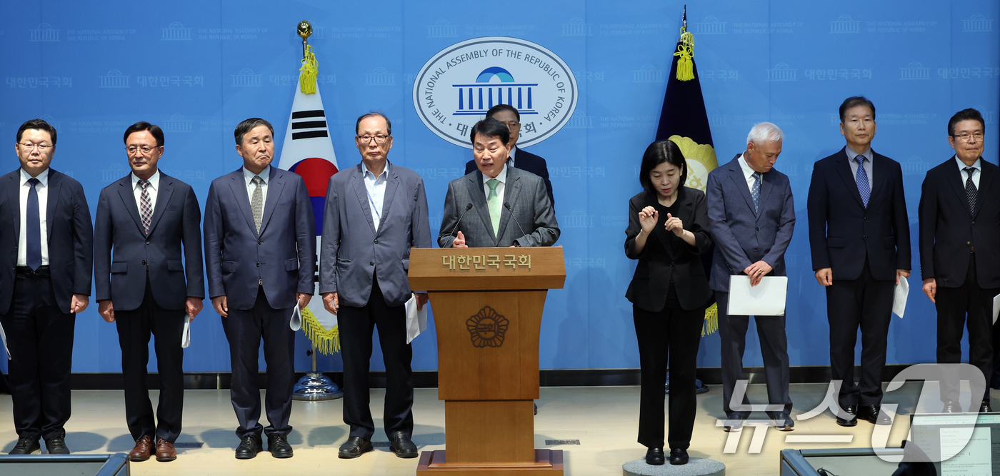 (서울=뉴스1) 황기선 기자 = 더불어민주당 국방안보특별위원회와 예비역장군단이 20일 오전 서울 여의도 국회 소통관에서 국군사관학교 창설을 지지하는 기자회견을 하고 있다. 2026 …