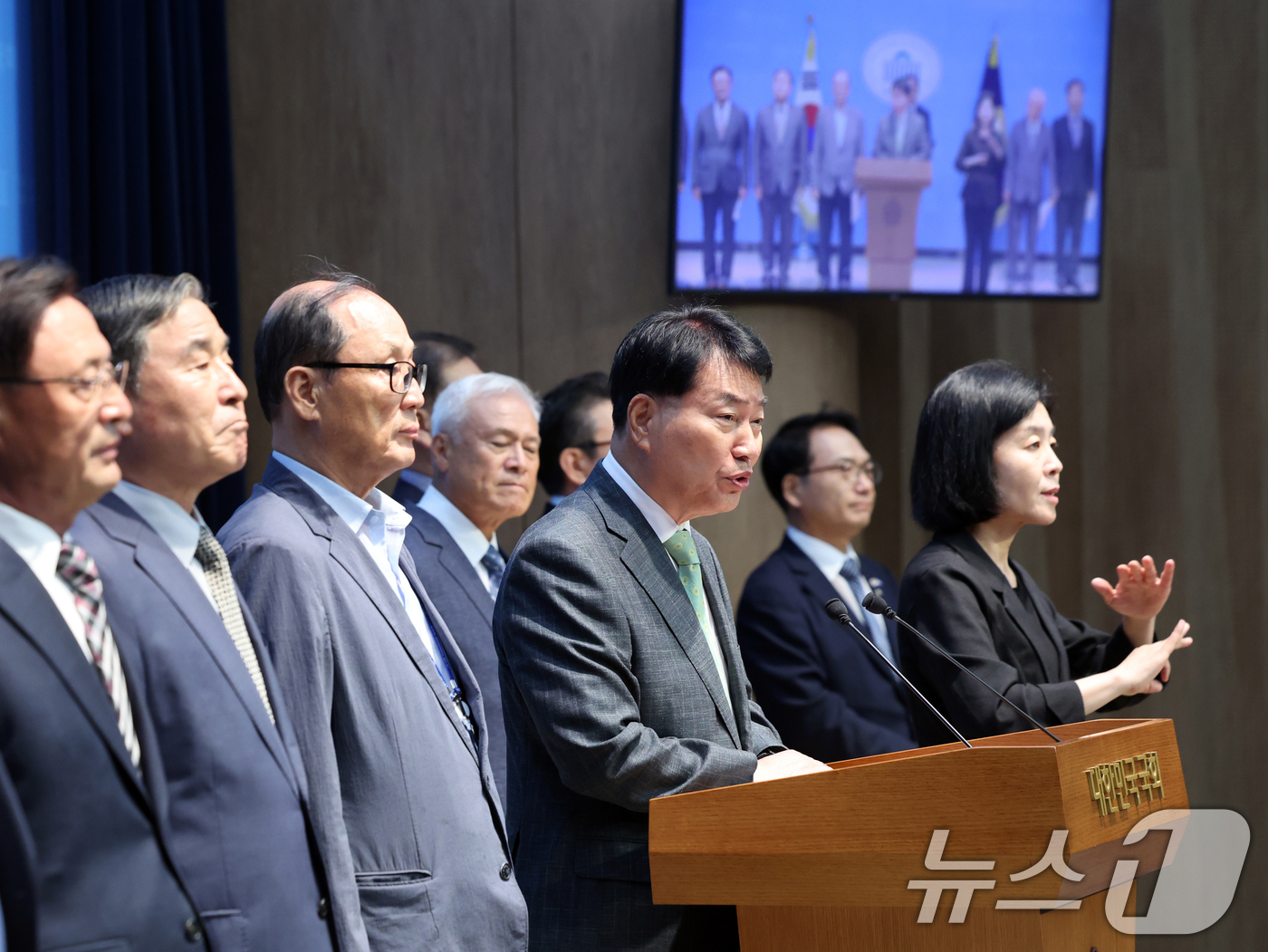 (서울=뉴스1) 황기선 기자 = 더불어민주당 국방안보특별위원회와 예비역장군단이 20일 오전 서울 여의도 국회 소통관에서 국군사관학교 창설을 지지하는 기자회견을 하고 있다. 2026 …