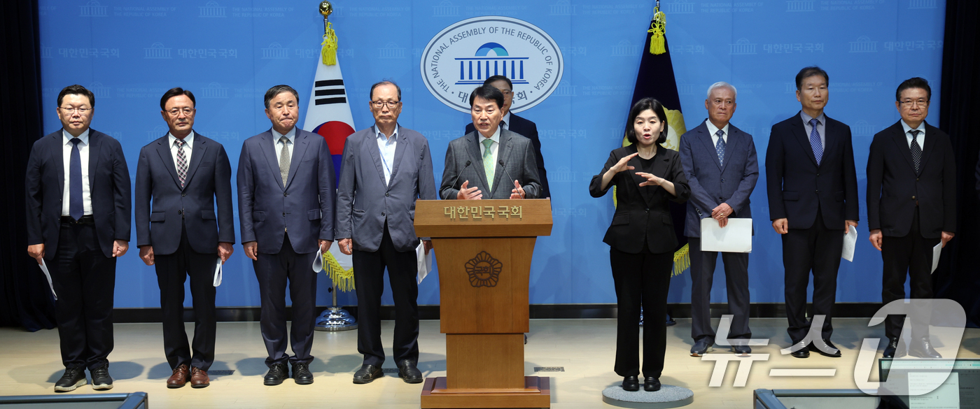 (서울=뉴스1) 황기선 기자 = 더불어민주당 국방안보특별위원회와 예비역장군단이 20일 오전 서울 여의도 국회 소통관에서 국군사관학교 창설을 지지하는 기자회견을 하고 있다. 2026 …