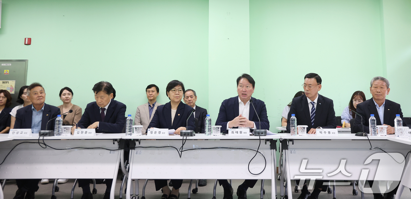 (화성=뉴스1) 김영운 기자 = 최태원 대한상공회의소 회장이 20일 경기도 화성시 동탄구 나래울종합사회복지관에서 열린 전국상의 ERT 공동챌린지 '복지사각지대 해소를 위한 간담회 …