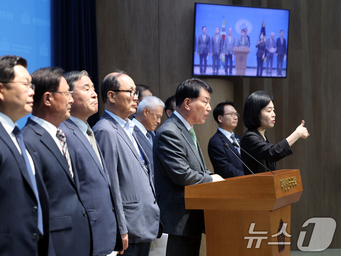 (서울=뉴스1) 황기선 기자 = 더불어민주당 국방안보특별위원회와 예비역장군단이 20일 오전 서울 여의도 국회 소통관에서 국군사관학교 창설을 지지하는 기자회견을 하고 있다. 2026 …