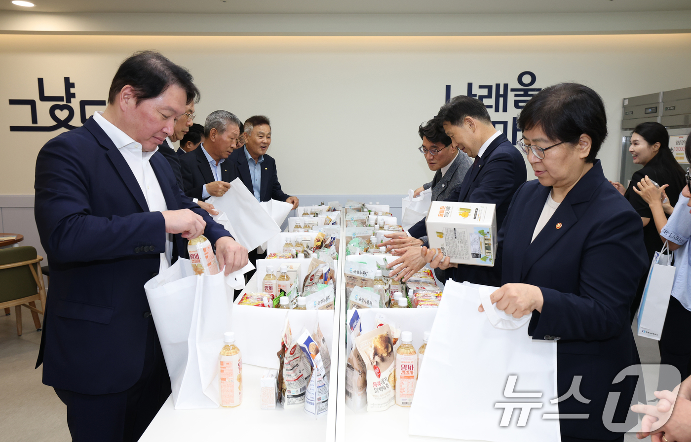 (화성=뉴스1) 김영운 기자 = 정은경 보건복지부 장관과 최태원 대한상공회의소 회장이 20일 경기 화성시 동탄구 나래울종합사회복지관에서 열린 '그냥드림-상공회의소 협업 행사'에서 …