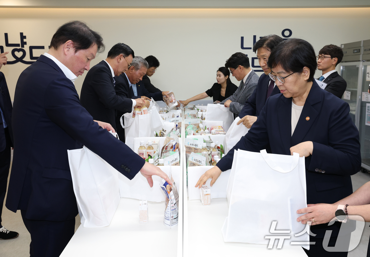 (화성=뉴스1) 김영운 기자 = 정은경 보건복지부 장관과 최태원 대한상공회의소 회장이 20일 경기 화성시 동탄구 나래울종합사회복지관에서 열린 '그냥드림-상공회의소 협업 행사'에서 …