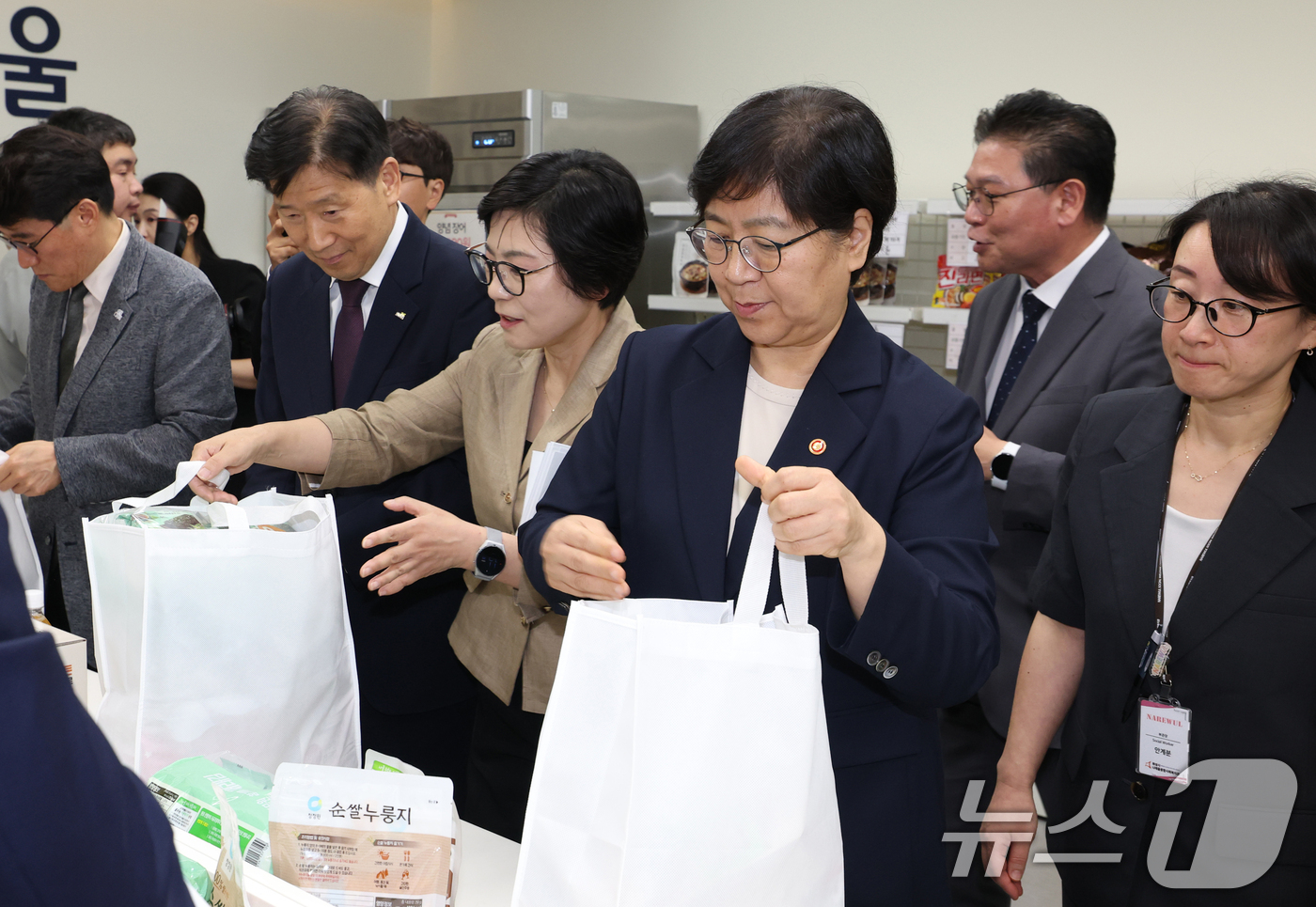(화성=뉴스1) 김영운 기자 = 정은경 보건복지부 장관이 20일 경기 화성시 동탄구 나래울종합사회복지관에서 열린 '그냥드림-상공회의소 협업 행사'에서 취약계층에게 전달할 물품을 포 …