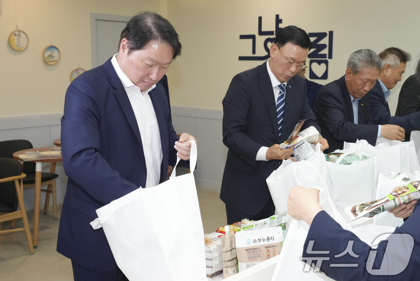 (화성=뉴스1) 김영운 기자 = 최태원 대한상공회의소 회장이 20일 경기 화성시 동탄구 나래울종합사회복지관에서 열린 '그냥드림-상공회의소 협업 행사'에서 취약계층에게 전달할 물품을 …