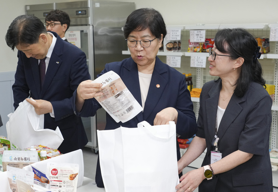 취약계층에게 전달할 물품 포장하는 정은경 장관