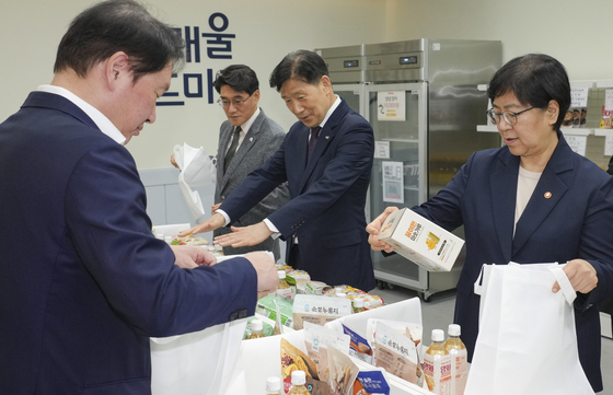 취약계층에게 전달할 물품 포장하는 정은경 장관과 최태원 회장