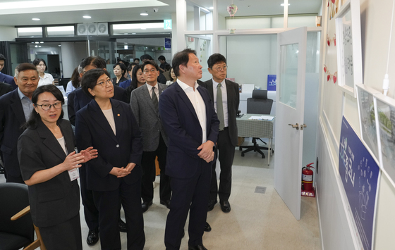그냥드림 참여 사업장 둘러보는 정은경 장관과 최태원 회장
