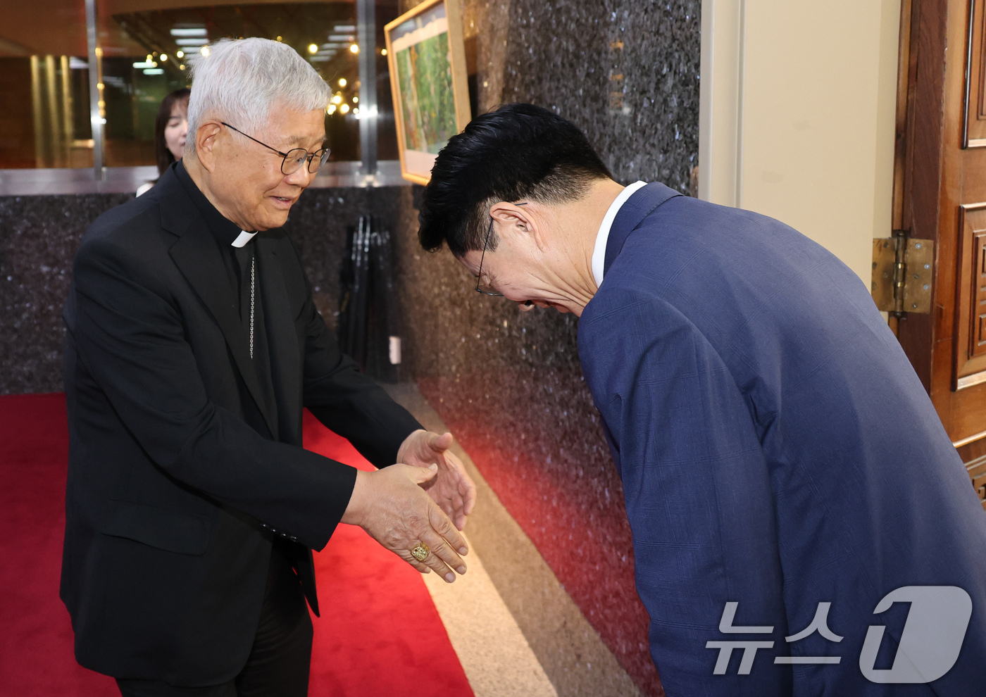(서울=뉴스1) 유승관 기자 = 조정식 국회의장이 20일 서울 여의도 국회에서 유흥식 추기경(교황청 성직자부 장관)을 접견, 인사하고 있다. (공동취재) 2026.7.20/뉴스1